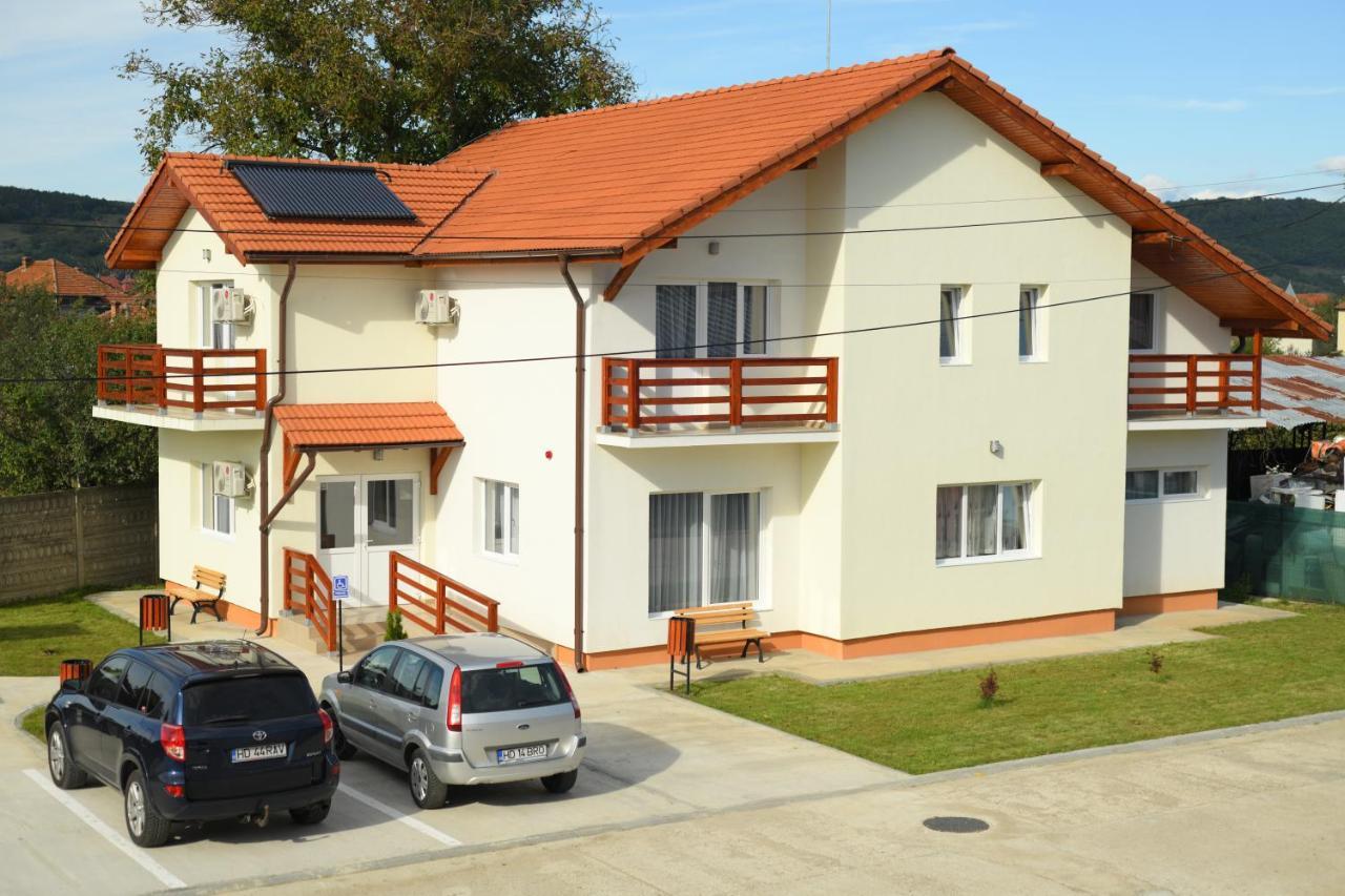Pensiunea Hera Hateg Exterior photo